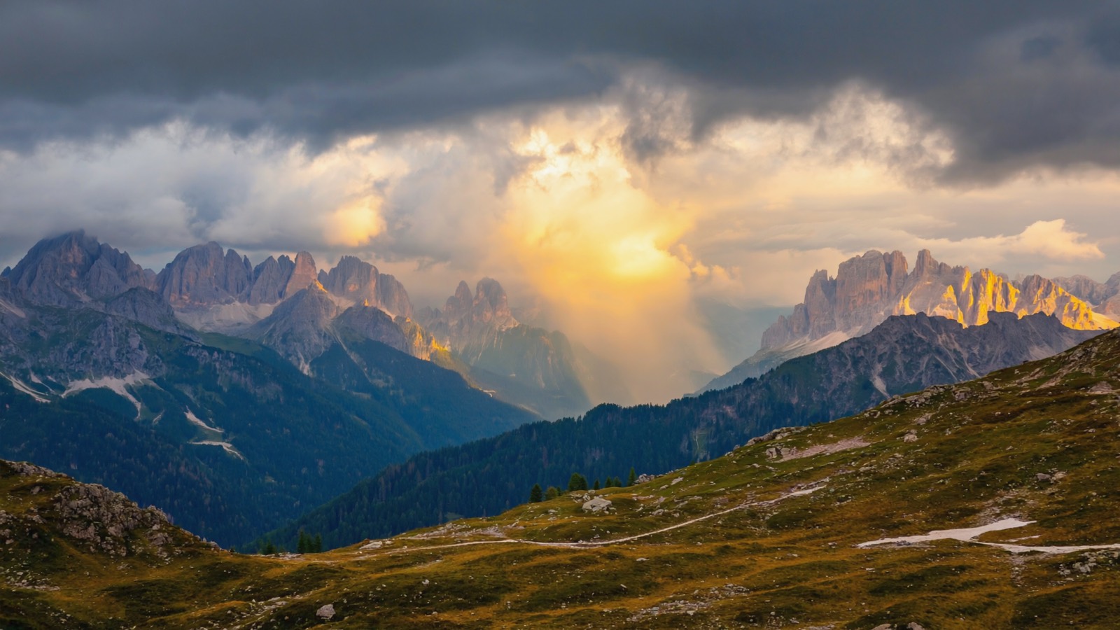 Aufziehende Quellwolken über einem Tessiner Grat am Nachmittag, im Vordergrund ein Rucksack und eine aufgeschlagene Karte auf Fels